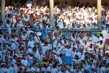 Público asistente a la Plaza de Toros de Pamplona durante la tercera corrida de la Feria del Toro 2019 con la ganadería de José Escolar para los diestros Fernando Robleño, Javier Castaño y Pepe Moral.