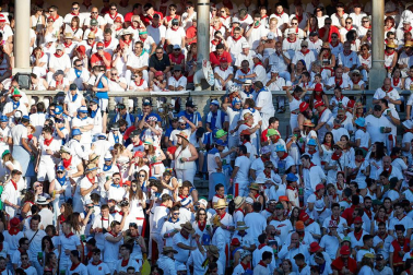 Público asistente a la Plaza de Toros de Pamplona durante la tercera corrida de la Feria del Toro 2019 con la ganadería de José Escolar para los diestros Fernando Robleño, Javier Castaño y Pepe Moral.