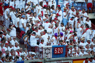 Público asistente a la Plaza de Toros de Pamplona durante la tercera corrida de la Feria del Toro 2019 con la ganadería de José Escolar para los diestros Fernando Robleño, Javier Castaño y Pepe Moral.