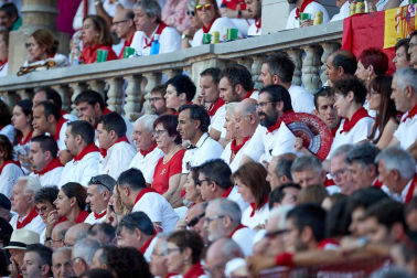 Público asistente a la Plaza de Toros de Pamplona durante la tercera corrida de la Feria del Toro 2019 con la ganadería de José Escolar para los diestros Fernando Robleño, Javier Castaño y Pepe Moral.