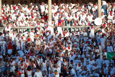 Público asistente a la Plaza de Toros de Pamplona durante la tercera corrida de la Feria del Toro 2019 con la ganadería de José Escolar para los diestros Fernando Robleño, Javier Castaño y Pepe Moral.
