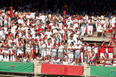Público asistente a la Plaza de Toros de Pamplona durante la tercera corrida de la Feria del Toro 2019 con la ganadería de José Escolar para los diestros Fernando Robleño, Javier Castaño y Pepe Moral.