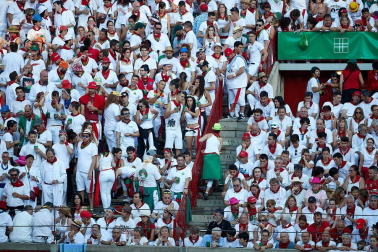 Público asistente a la Plaza de Toros de Pamplona durante la tercera corrida de la Feria del Toro 2019 con la ganadería de José Escolar para los diestros Fernando Robleño, Javier Castaño y Pepe Moral.
