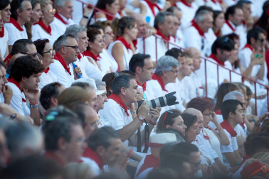Público asistente a la Plaza de Toros de Pamplona durante la tercera corrida de la Feria del Toro 2019 con la ganadería de José Escolar para los diestros Fernando Robleño, Javier Castaño y Pepe Moral.