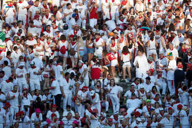 Público asistente a la Plaza de Toros de Pamplona durante la tercera corrida de la Feria del Toro 2019 con la ganadería de José Escolar para los diestros Fernando Robleño, Javier Castaño y Pepe Moral.