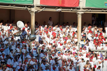 Público asistente a la Plaza de Toros de Pamplona durante la tercera corrida de la Feria del Toro 2019 con la ganadería de José Escolar para los diestros Fernando Robleño, Javier Castaño y Pepe Moral.