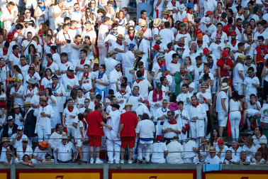 Público asistente a la Plaza de Toros de Pamplona durante la tercera corrida de la Feria del Toro 2019 con la ganadería de José Escolar para los diestros Fernando Robleño, Javier Castaño y Pepe Moral.