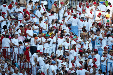 Público asistente a la Plaza de Toros de Pamplona durante la tercera corrida de la Feria del Toro 2019 con la ganadería de José Escolar para los diestros Fernando Robleño, Javier Castaño y Pepe Moral.