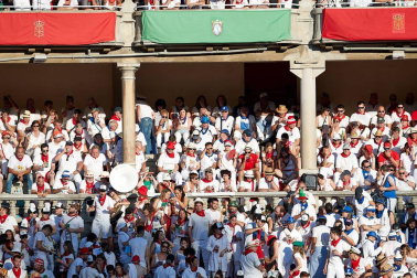 Público asistente a la Plaza de Toros de Pamplona durante la tercera corrida de la Feria del Toro 2019 con la ganadería de José Escolar para los diestros Fernando Robleño, Javier Castaño y Pepe Moral.