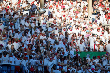 Público asistente a la Plaza de Toros de Pamplona durante la tercera corrida de la Feria del Toro 2019 con la ganadería de José Escolar para los diestros Fernando Robleño, Javier Castaño y Pepe Moral.