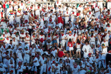 Público asistente a la Plaza de Toros de Pamplona durante la tercera corrida de la Feria del Toro 2019 con la ganadería de José Escolar para los diestros Fernando Robleño, Javier Castaño y Pepe Moral.