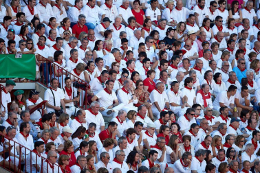 Público asistente a la Plaza de Toros de Pamplona durante la tercera corrida de la Feria del Toro 2019 con la ganadería de José Escolar para los diestros Fernando Robleño, Javier Castaño y Pepe Moral.