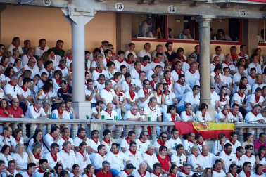 Público asistente a la Plaza de Toros de Pamplona durante la tercera corrida de la Feria del Toro 2019 con la ganadería de José Escolar para los diestros Fernando Robleño, Javier Castaño y Pepe Moral.