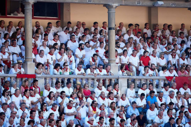 Público asistente a la Plaza de Toros de Pamplona durante la tercera corrida de la Feria del Toro 2019 con la ganadería de José Escolar para los diestros Fernando Robleño, Javier Castaño y Pepe Moral.