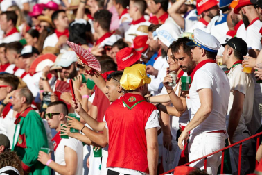 Público asistente a la Plaza de Toros de Pamplona durante la tercera corrida de la Feria del Toro 2019 con la ganadería de José Escolar para los diestros Fernando Robleño, Javier Castaño y Pepe Moral.