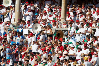 Público asistente a la Plaza de Toros de Pamplona durante la tercera corrida de la Feria del Toro 2019 con la ganadería de José Escolar para los diestros Fernando Robleño, Javier Castaño y Pepe Moral.