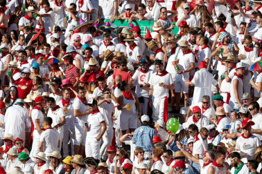 Público asistente a la Plaza de Toros de Pamplona durante la tercera corrida de la Feria del Toro 2019 con la ganadería de José Escolar para los diestros Fernando Robleño, Javier Castaño y Pepe Moral.