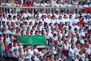 Público asistente a la Plaza de Toros de Pamplona durante la tercera corrida de la Feria del Toro 2019 con la ganadería de José Escolar para los diestros Fernando Robleño, Javier Castaño y Pepe Moral.