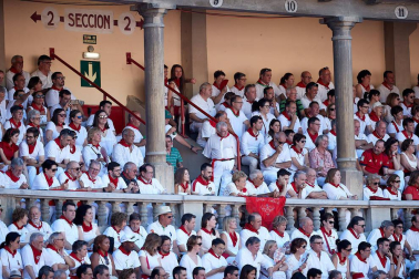 Público asistente a la Plaza de Toros de Pamplona durante la tercera corrida de la Feria del Toro 2019 con la ganadería de José Escolar para los diestros Fernando Robleño, Javier Castaño y Pepe Moral.