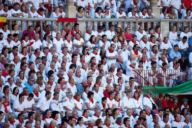 Público asistente a la Plaza de Toros de Pamplona durante la tercera corrida de la Feria del Toro 2019 con la ganadería de José Escolar para los diestros Fernando Robleño, Javier Castaño y Pepe Moral.