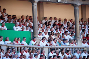 Público asistente a la Plaza de Toros de Pamplona durante la tercera corrida de la Feria del Toro 2019 con la ganadería de José Escolar para los diestros Fernando Robleño, Javier Castaño y Pepe Moral.