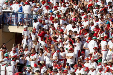 Público asistente a la Plaza de Toros de Pamplona durante la tercera corrida de la Feria del Toro 2019 con la ganadería de José Escolar para los diestros Fernando Robleño, Javier Castaño y Pepe Moral.