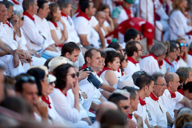 Público asistente a la Plaza de Toros de Pamplona durante la tercera corrida de la Feria del Toro 2019 con la ganadería de José Escolar para los diestros Fernando Robleño, Javier Castaño y Pepe Moral.