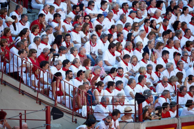 Público asistente a la Plaza de Toros de Pamplona durante la tercera corrida de la Feria del Toro 2019 con la ganadería de José Escolar para los diestros Fernando Robleño, Javier Castaño y Pepe Moral.
