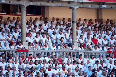 Público asistente a la Plaza de Toros de Pamplona durante la tercera corrida de la Feria del Toro 2019 con la ganadería de José Escolar para los diestros Fernando Robleño, Javier Castaño y Pepe Moral.