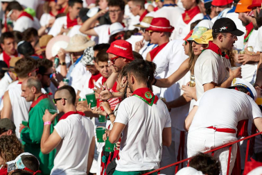 Público asistente a la Plaza de Toros de Pamplona durante la tercera corrida de la Feria del Toro 2019 con la ganadería de José Escolar para los diestros Fernando Robleño, Javier Castaño y Pepe Moral.