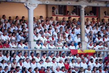 Público asistente a la Plaza de Toros de Pamplona durante la tercera corrida de la Feria del Toro 2019 con la ganadería de José Escolar para los diestros Fernando Robleño, Javier Castaño y Pepe Moral.