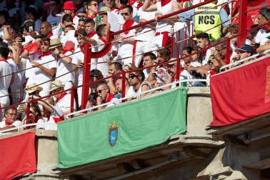 Público asistente a la Plaza de Toros de Pamplona durante la tercera corrida de la Feria del Toro 2019 con la ganadería de José Escolar para los diestros Fernando Robleño, Javier Castaño y Pepe Moral.
