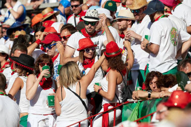 Público asistente a la Plaza de Toros de Pamplona durante la tercera corrida de la Feria del Toro 2019 con la ganadería de José Escolar para los diestros Fernando Robleño, Javier Castaño y Pepe Moral.