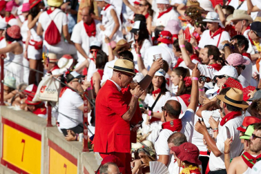 Público asistente a la Plaza de Toros de Pamplona durante la tercera corrida de la Feria del Toro 2019 con la ganadería de José Escolar para los diestros Fernando Robleño, Javier Castaño y Pepe Moral.