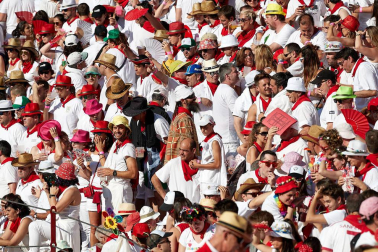 Público asistente a la Plaza de Toros de Pamplona durante la tercera corrida de la Feria del Toro 2019 con la ganadería de José Escolar para los diestros Fernando Robleño, Javier Castaño y Pepe Moral.