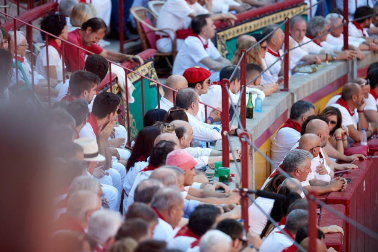 Público asistente a la Plaza de Toros de Pamplona durante la tercera corrida de la Feria del Toro 2019 con la ganadería de José Escolar para los diestros Fernando Robleño, Javier Castaño y Pepe Moral.