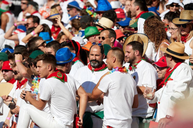 Público asistente a la Plaza de Toros de Pamplona durante la tercera corrida de la Feria del Toro 2019 con la ganadería de José Escolar para los diestros Fernando Robleño, Javier Castaño y Pepe Moral.