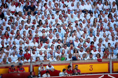 Público asistente a la Plaza de Toros de Pamplona durante la tercera corrida de la Feria del Toro 2019 con la ganadería de José Escolar para los diestros Fernando Robleño, Javier Castaño y Pepe Moral.