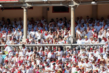 Público asistente a la Plaza de Toros de Pamplona durante la tercera corrida de la Feria del Toro 2019 con la ganadería de José Escolar para los diestros Fernando Robleño, Javier Castaño y Pepe Moral.