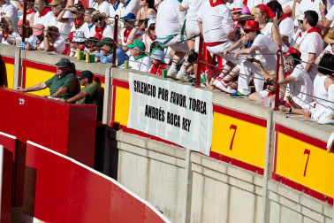 Público asistente a la Plaza de Toros de Pamplona durante la tercera corrida de la Feria del Toro 2019 con la ganadería de José Escolar para los diestros Fernando Robleño, Javier Castaño y Pepe Moral.