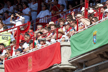 Público asistente a la Plaza de Toros de Pamplona durante la tercera corrida de la Feria del Toro 2019 con la ganadería de José Escolar para los diestros Fernando Robleño, Javier Castaño y Pepe Moral.