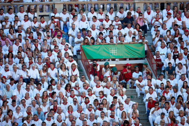 Público asistente a la Plaza de Toros de Pamplona durante la tercera corrida de la Feria del Toro 2019 con la ganadería de José Escolar para los diestros Fernando Robleño, Javier Castaño y Pepe Moral.