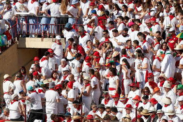 Público asistente a la Plaza de Toros de Pamplona durante la tercera corrida de la Feria del Toro 2019 con la ganadería de José Escolar para los diestros Fernando Robleño, Javier Castaño y Pepe Moral.
