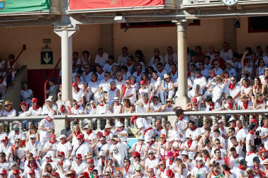 Público asistente a la Plaza de Toros de Pamplona durante la tercera corrida de la Feria del Toro 2019 con la ganadería de José Escolar para los diestros Fernando Robleño, Javier Castaño y Pepe Moral.