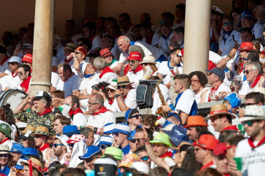 Público asistente a la Plaza de Toros de Pamplona durante la tercera corrida de la Feria del Toro 2019 con la ganadería de José Escolar para los diestros Fernando Robleño, Javier Castaño y Pepe Moral.