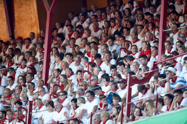 Público asistente a la Plaza de Toros de Pamplona durante la tercera corrida de la Feria del Toro 2019 con la ganadería de José Escolar para los diestros Fernando Robleño, Javier Castaño y Pepe Moral.