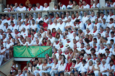 Público asistente a la Plaza de Toros de Pamplona durante la tercera corrida de la Feria del Toro 2019 con la ganadería de José Escolar para los diestros Fernando Robleño, Javier Castaño y Pepe Moral.