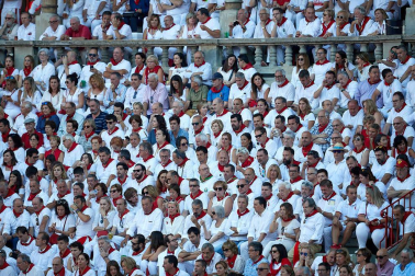 Público asistente a la Plaza de Toros de Pamplona durante la tercera corrida de la Feria del Toro 2019 con la ganadería de José Escolar para los diestros Fernando Robleño, Javier Castaño y Pepe Moral.