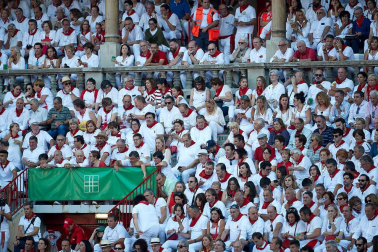 Público asistente a la Plaza de Toros de Pamplona durante la tercera corrida de la Feria del Toro 2019 con la ganadería de José Escolar para los diestros Fernando Robleño, Javier Castaño y Pepe Moral.