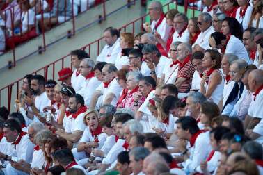 Público asistente a la Plaza de Toros de Pamplona durante la tercera corrida de la Feria del Toro 2019 con la ganadería de José Escolar para los diestros Fernando Robleño, Javier Castaño y Pepe Moral.